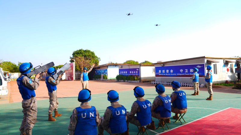 维和直升机分队应急小组教学击落无人机。黄浩摄