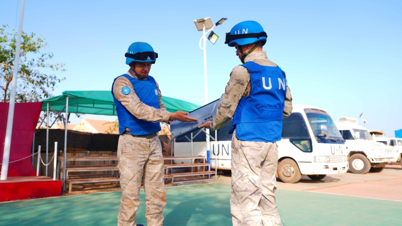 维和直升机分队应急小组无人机反制枪讲解教学。黄浩摄