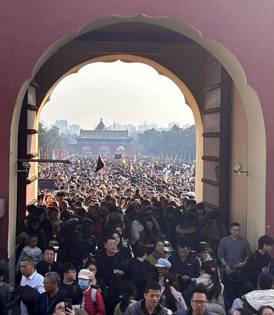 2月16日，游客在北京天坛游览。（图片由人民网乌尔都语版读者瓦尔达·沙基尔提供）