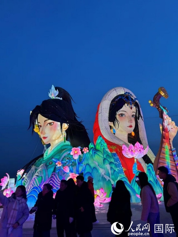 游客们正在大黑河军事文化园欣赏2026大黑河冰雪节的灯光景观。 人民网 河贞美摄