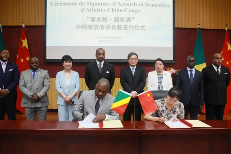 中刚两国代表在签约现场    程思成 摄