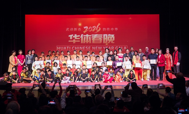 北加州华体会2026春晚全体嘉宾和主创人员合影。主办方提供