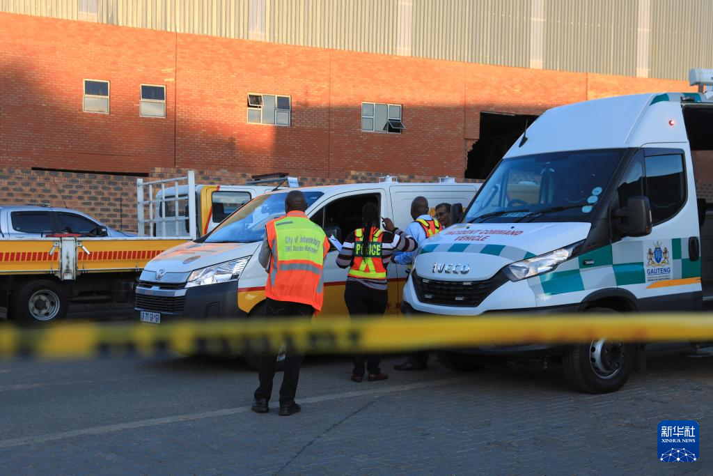 3月2日，工作人员在南非约翰内斯堡的建筑坍塌事故现场作业。新华社记者 陈为 摄