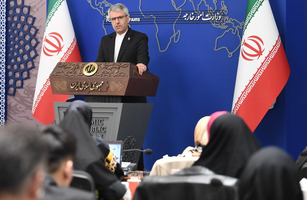 2月2日，伊朗外交部发言人巴加埃在首都德黑兰出席例行新闻发布会。巴加埃就欧盟将伊朗伊斯兰革命卫队列为“恐怖组织”一事表示，作为最低限度的措施，伊朗已经召见所有欧洲国家驻伊大使，并以书面形式表示抗议。新华社记者沙达提摄