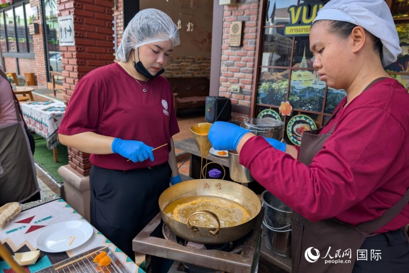 员工古法制作椰糖甜品。人民网记者 简承渊摄