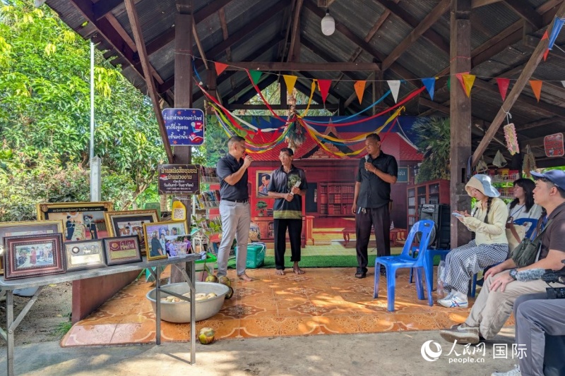 青柠种植合作社农场主苏利亚(中)介绍青柠种植。人民网记者 简承渊摄