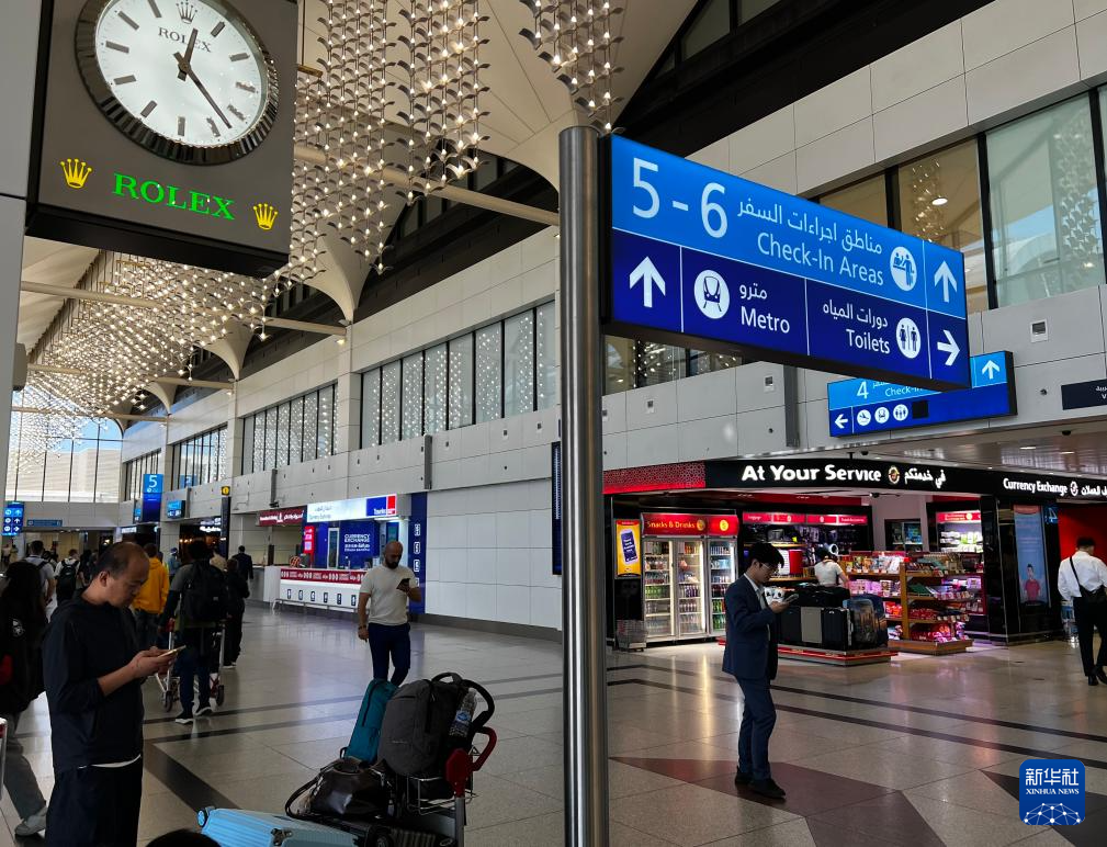 这是3月7日拍摄的阿联酋迪拜国际机场候机厅内景。新华社发