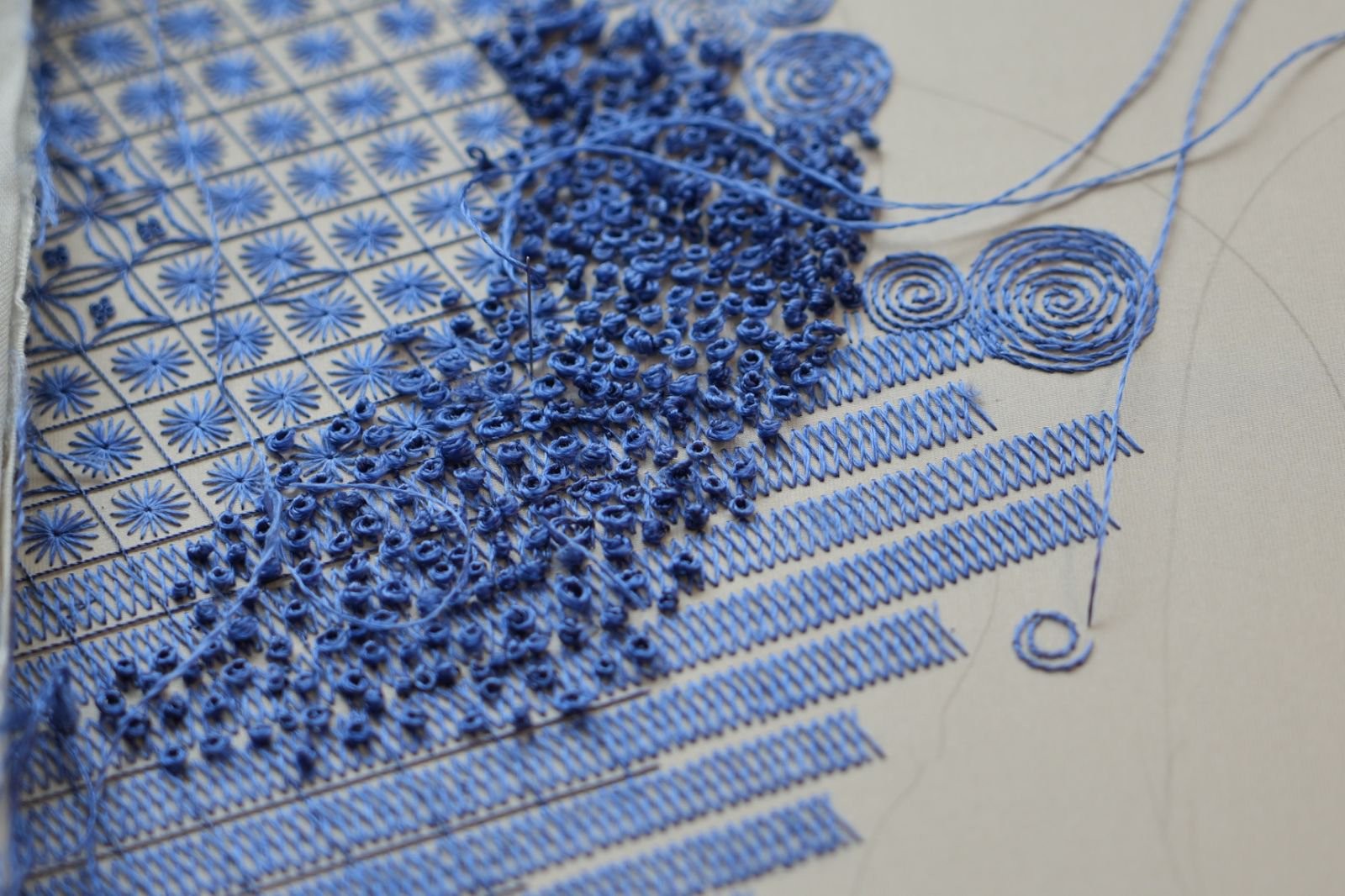 《针的自觉-42》2025年 80x90厘米。中国广西师范大学出版社供图