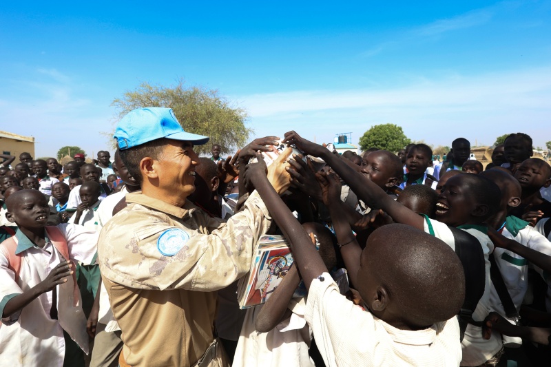 捐赠足球。韩瑞田摄