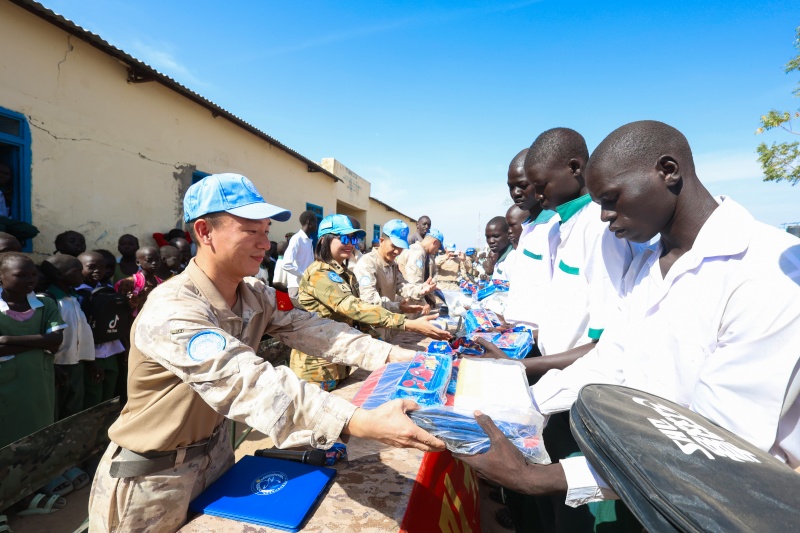 捐赠学习物品。韩瑞田摄