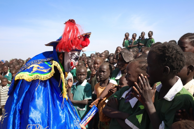 为师生表演《变脸》。 韩瑞田摄