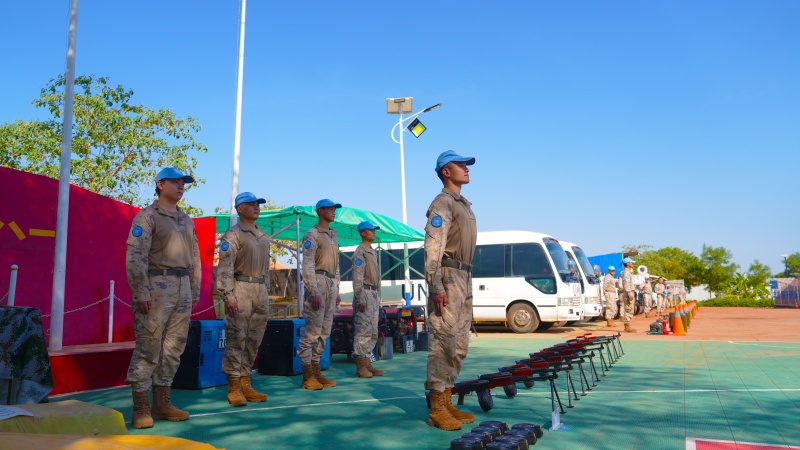 图说1维和直升机分队装备核查现场官兵严阵以待 李志雄摄