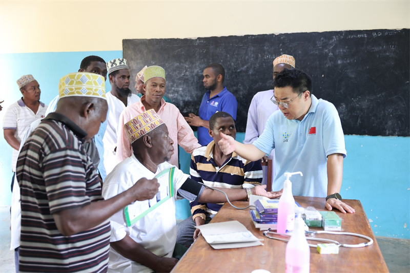 义诊活动现场。侯建文摄