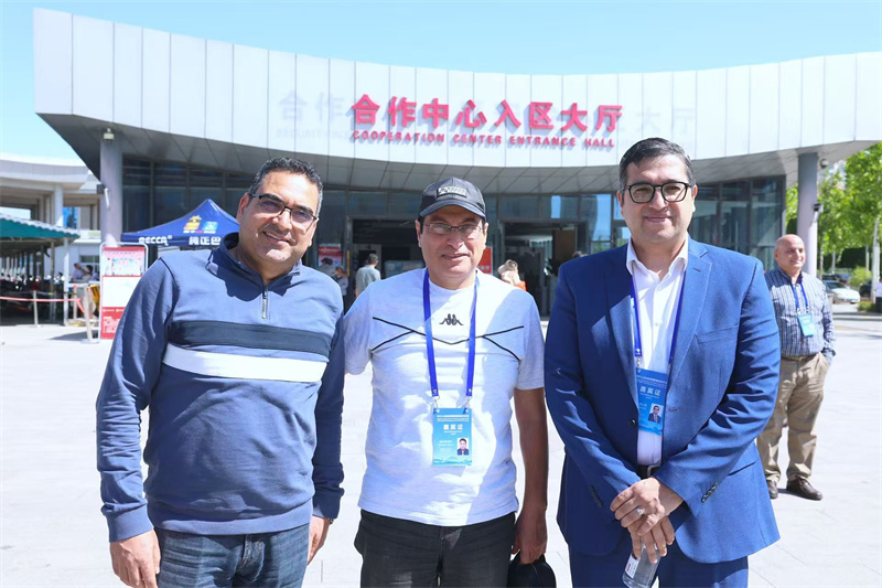 2025年萨米·卡姆哈维（左一）参观中哈霍尔果斯国际边境合作中心。受访者供图