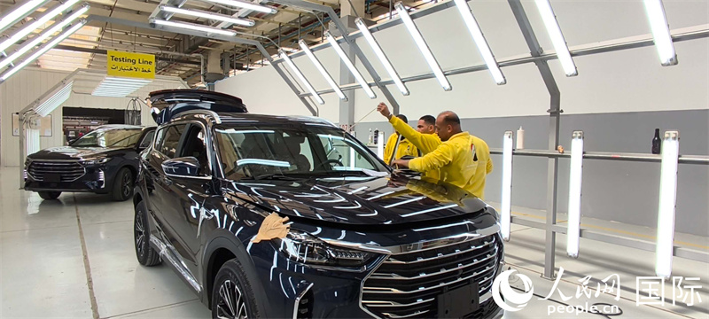 在总装涂装工厂，工人们正在对汽车进行检测  人民网记者黄培昭摄