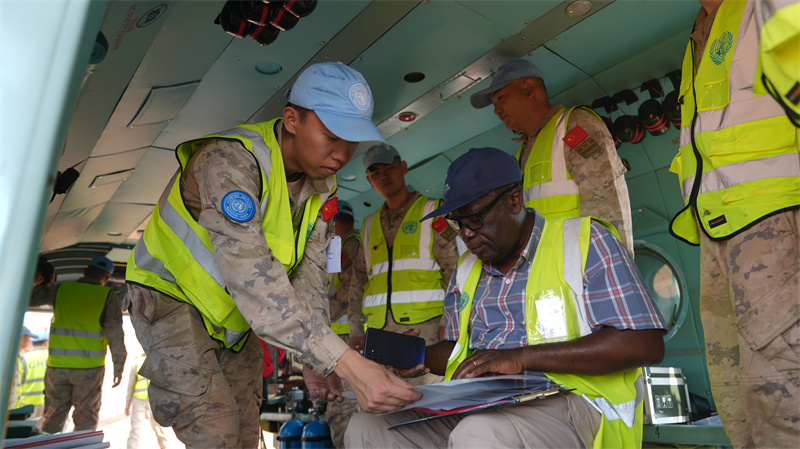 检查直升机资质证明 黄浩摄