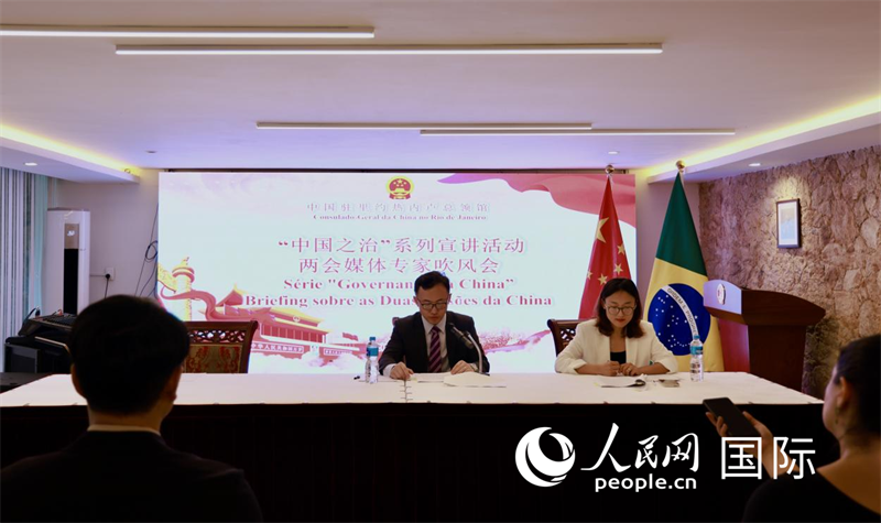 中国驻里约热内卢总领馆副总领事王海涛答记者问。人民网记者宋亦然摄