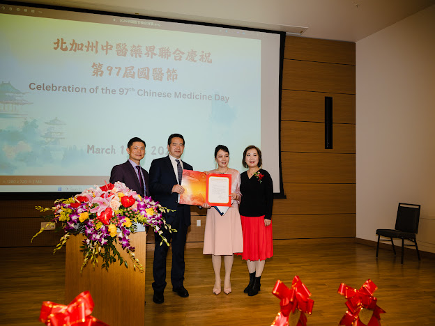 中国驻旧金山代总领事杨守征（左二）向中医公会会长李瑛（右一）与荣誉会长胡军（右二）颁发贺信。主办方供图