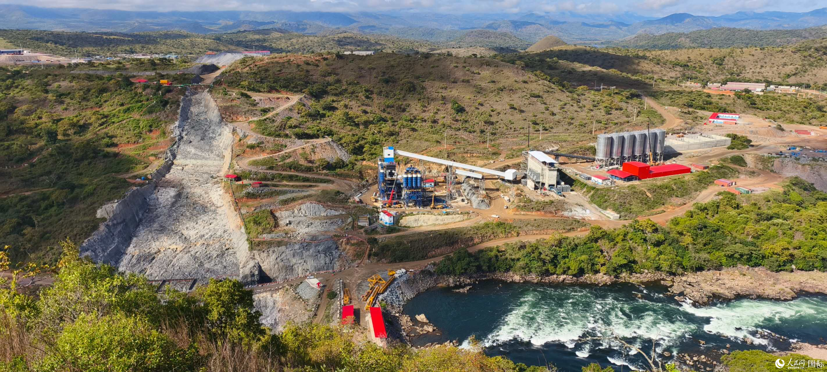 从附近的山坡上俯瞰建设中的凯凯水电站。人民网记者 黄培昭摄