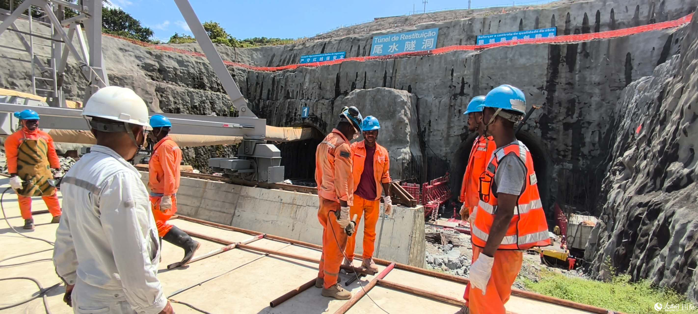 双方工作人员正在尾水隧洞施工。人民网记者 黄培昭摄