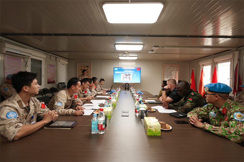 听取汇报。韩瑞田摄