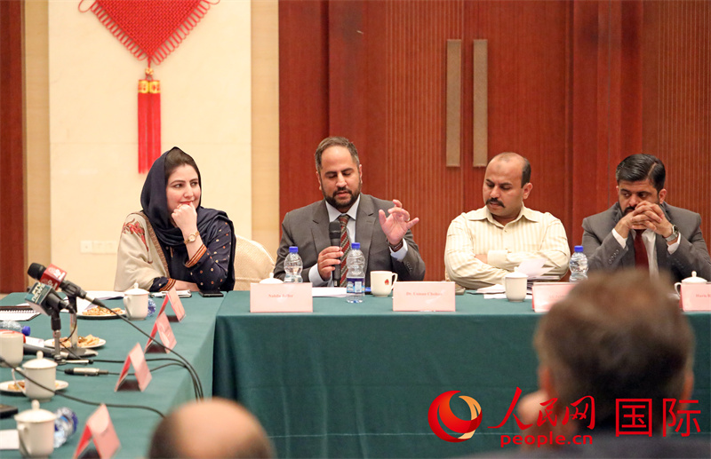 巴方媒体、智库代表在会上积极提问并发言。人民网记者 赵益普摄