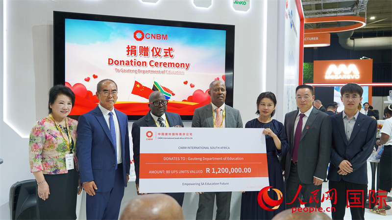 捐赠仪式合影。 人民网 张茜摄