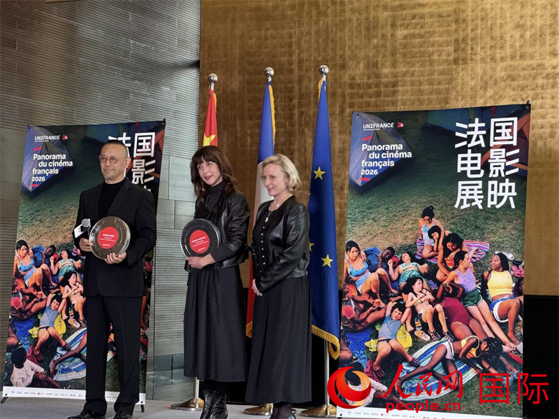 2026年法国电影展映形象大使苏菲·玛索(中)及宣传大使姜文(左)出席活动。人民网记者 谢莹摄
