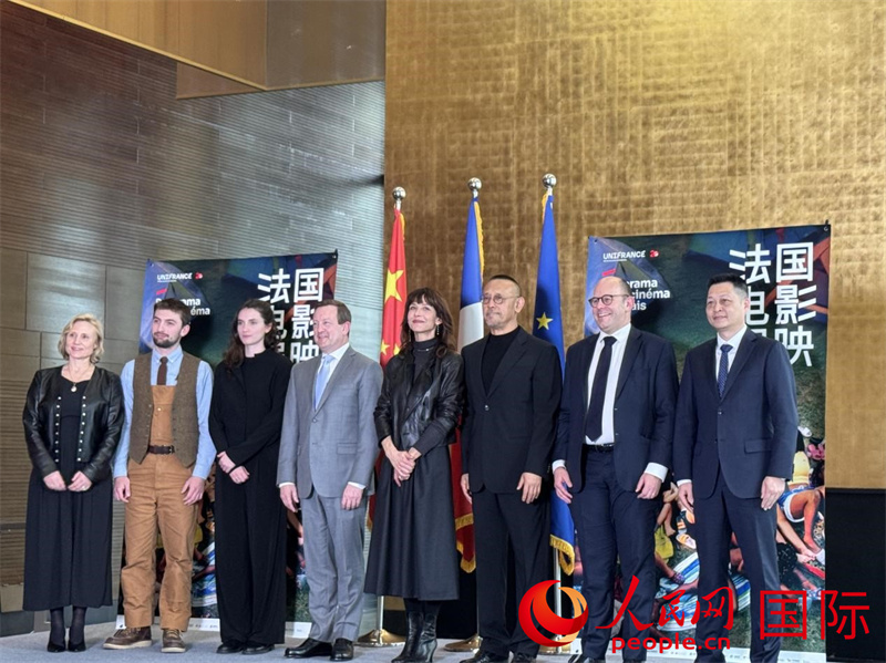3月25日下午,2026年法国电影展映开幕记者会活动与会嘉宾合影留念。 人民网记者 谢莹摄