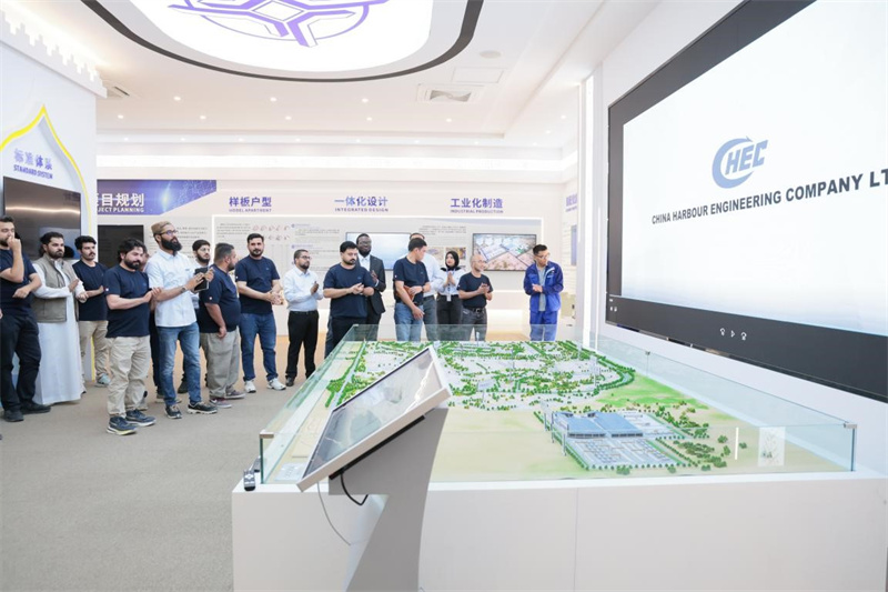 项目外籍员工代表参观项目展厅。宋佳悦摄