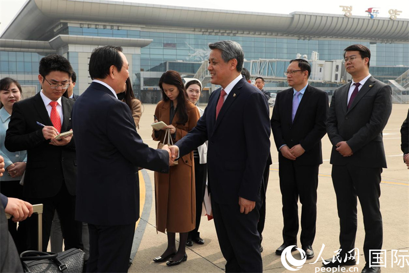 王亚军大使欢迎首批乘坐复航航班抵朝乘客。人民网记者 刘融摄