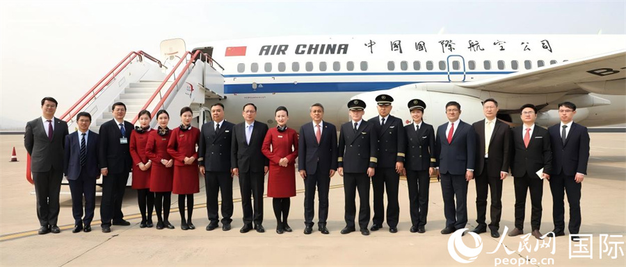 王亚军大使率使馆部分外交官与机组工作人员合影留念。 人民网记者 刘融摄