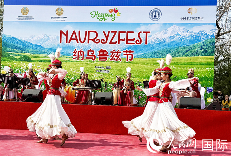 2. 活动现场上演精彩文艺表演。 人民网记者 阿尔达克·土尔逊太 摄