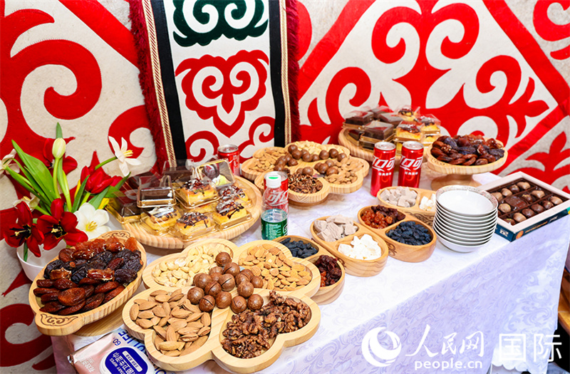 7.哈萨克斯坦传统美食吸引了众多市民。 人民网记者 阿尔达克·土尔逊太 摄