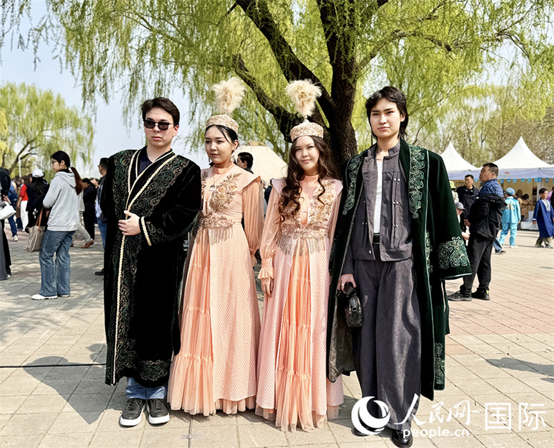 9.哈萨克斯坦青年参加庆祝活动。 人民网记者 阿尔达克·土尔逊太 摄