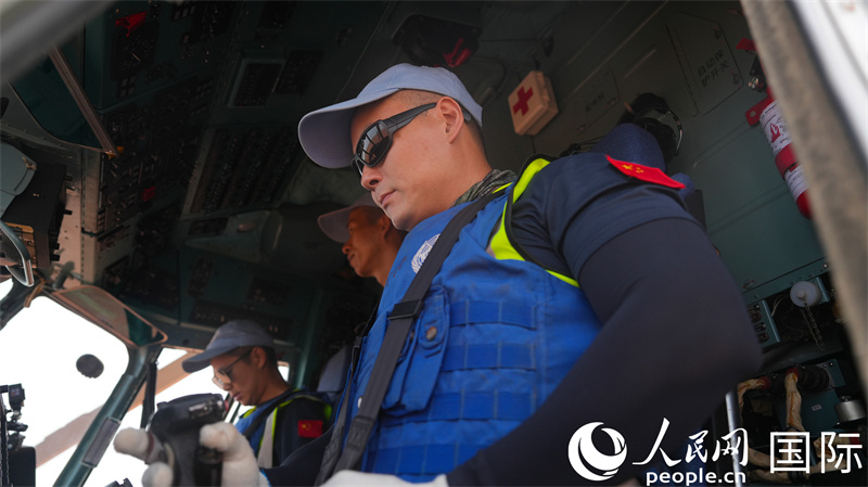 (2)图说:执行武装巡逻任务飞行员起飞前最后调试 黄浩摄