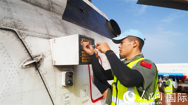 (4)图说:机务官兵正在为武装巡逻直升机加装干扰弹 黄浩摄