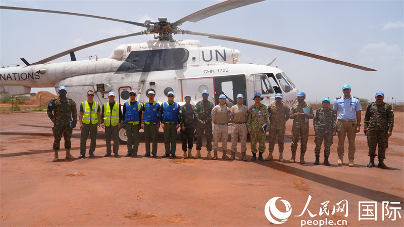 (5)图说:空中武装巡逻后军事观察员与机组合影 黄浩摄