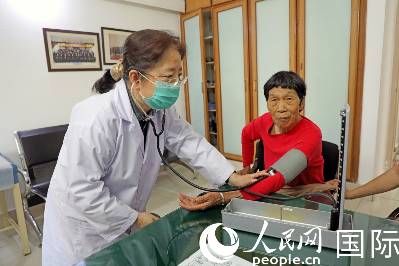 义诊期间,巴基斯坦岐黄中医中心的医生为患者进行常规体检。人民网记者赵益普摄(1)