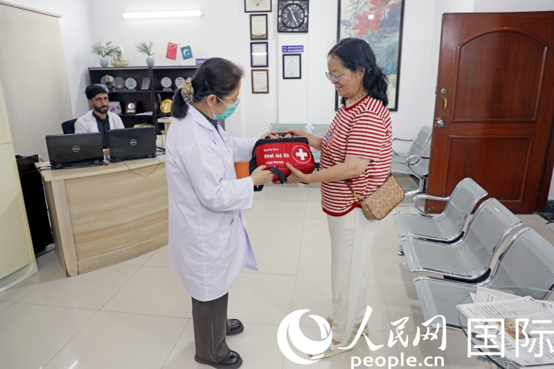 义诊期间,巴基斯坦岐黄中医中心的医生向在巴中国公民发放医疗急救包。人民网记者 赵益普摄
