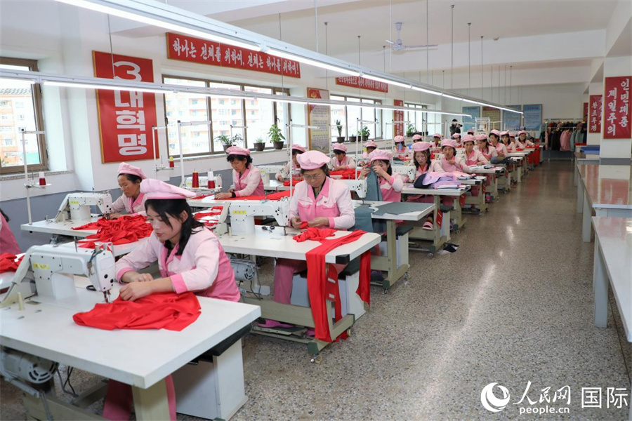 龟城市服装厂工人正在赶制服装制品。人民网记者 刘融摄