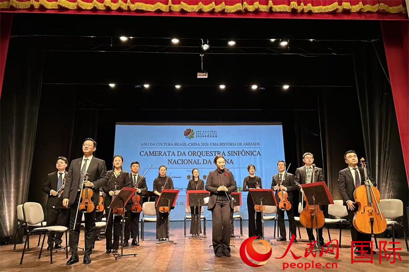 中国交响乐团常任指挥景焕(前中)执棒,携乐团艺术家呈现了一场中西合璧的音乐盛宴。 人民网记者 陈一鸣摄