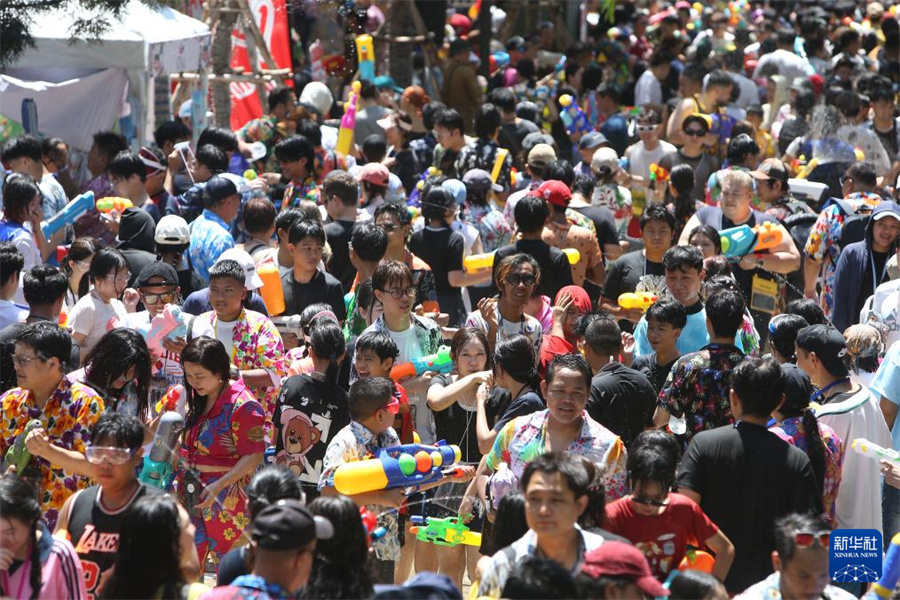 4月13日，人们在泰国曼谷街头参加泼水节庆祝活动。新华社发（拉亨摄）