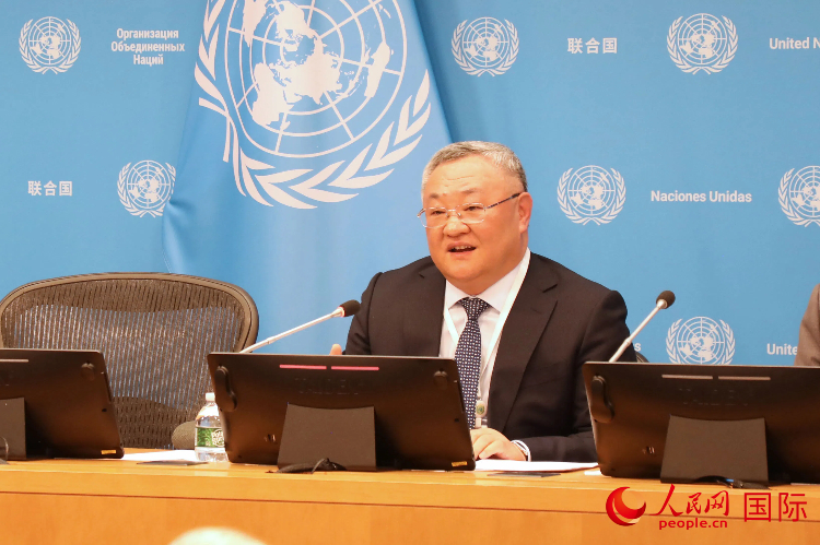 在5月1日举行的吹风会上，中国常驻联合国代表傅聪介绍中方担任安理会轮值主席的工作考虑。人民网记者 李志伟摄