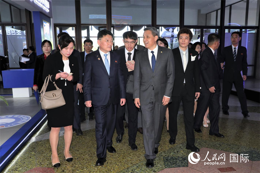 开幕式结束后，王亚军陪同尹正浩参观了部分中国企业展台。人民网记者 刘融摄