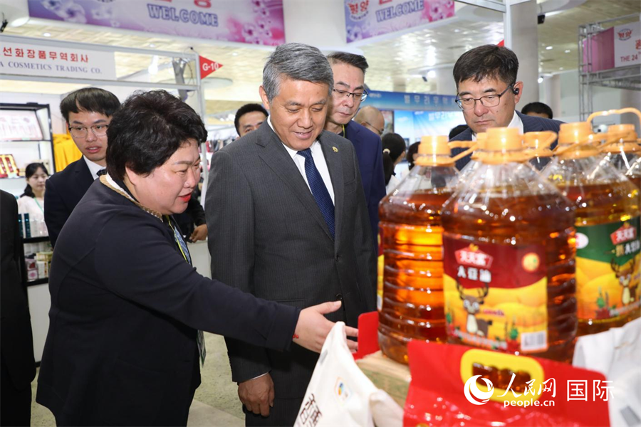 开幕式结束后，王亚军赴玉流展示馆参观部分中国企业展台。人民网记者 刘融摄