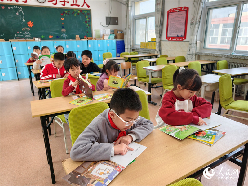 东邵渠镇中心小学二年级的孩子们在阅读英文绘本。人民网记者 常沙摄