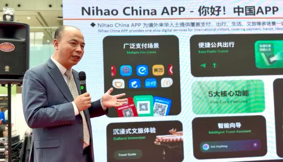 银联国际代表在活动现场推介“你好！中国”APP。活动主办方供图