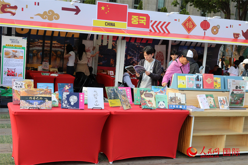 当地民众在中国主题图书空间翻阅中国旅游杂志。人民网记者 莽九晨摄