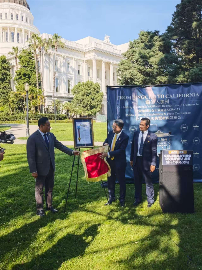 加州众议员菲利普·陈、中国驻旧金山总领馆副总领事杨守征和美国荆楚文化基金会会长王檑现场展示ACR123决议文本。主办方提供